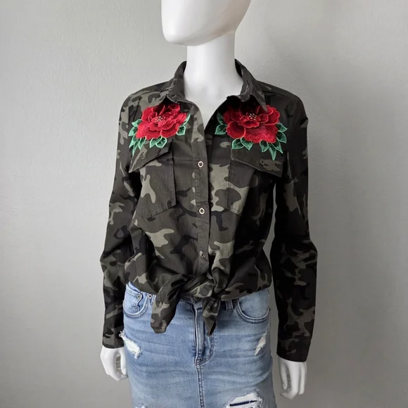 Love Tree Camo Long Sleeve Button Down W/ Red Roses & Pockets, Size Small - Picture 14 of 14